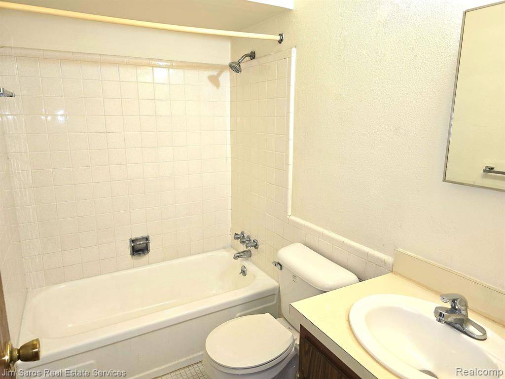 Roseville, MI 48066,16425 E 12 MILE - 2 Bed Units Road