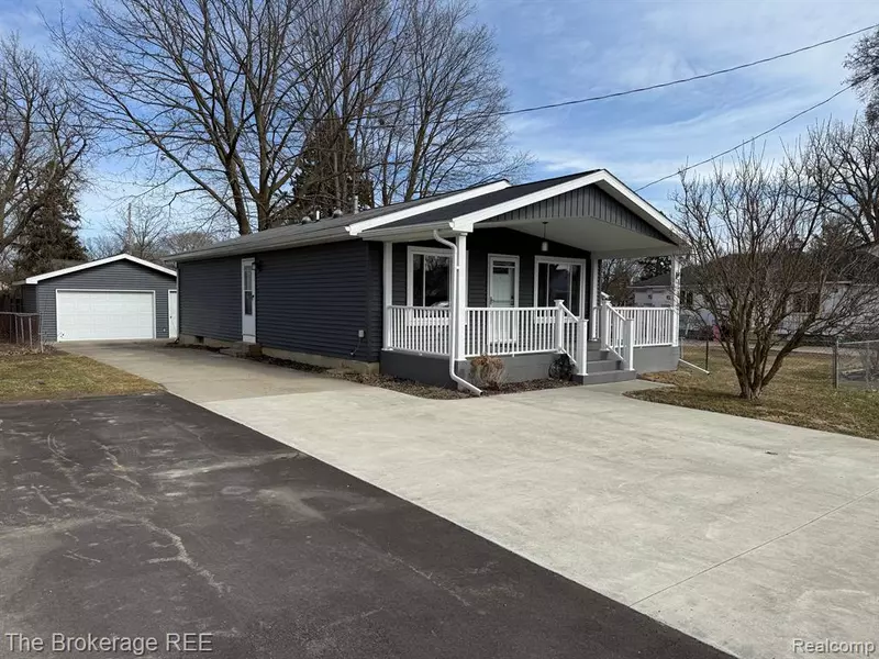 2227 E MCLEAN Avenue, Burton, MI 48529