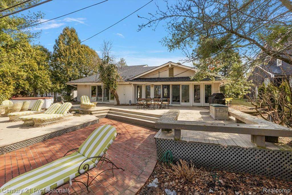 2372 PINE LAKE Road, West Bloomfield, MI 48324