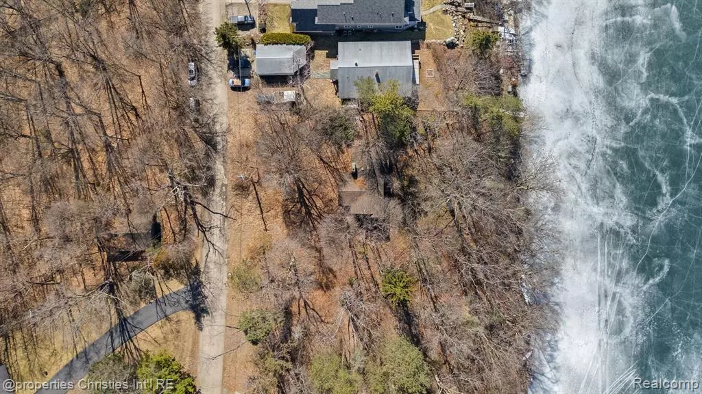2455 RIDGE Road, White Lake, MI 48383