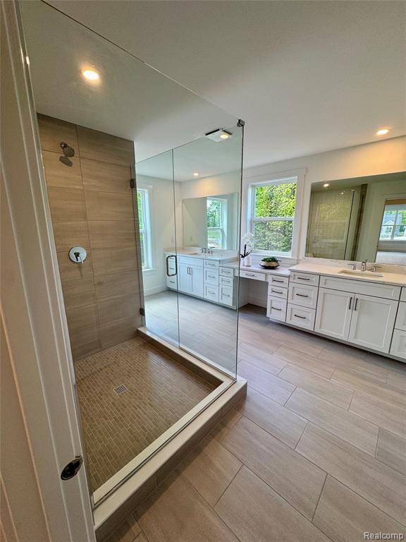 West Bloomfield, MI,7687 LARCHWOOD Drive