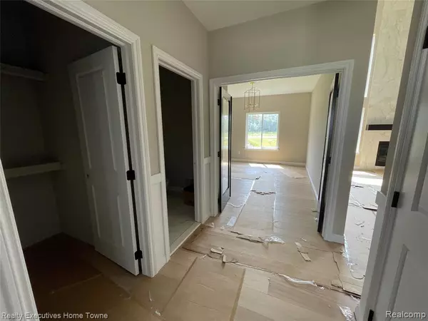 Macomb, MI 48042,24684 SAWGRASS Drive