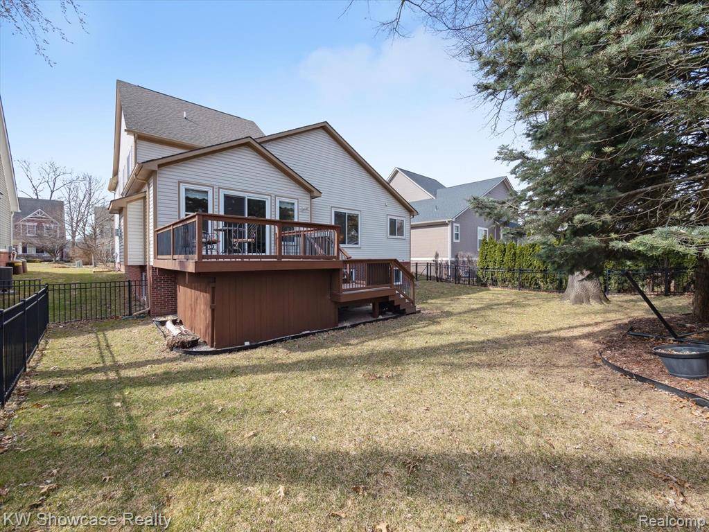 Milford, MI 48381,392 STONE WOOD Court