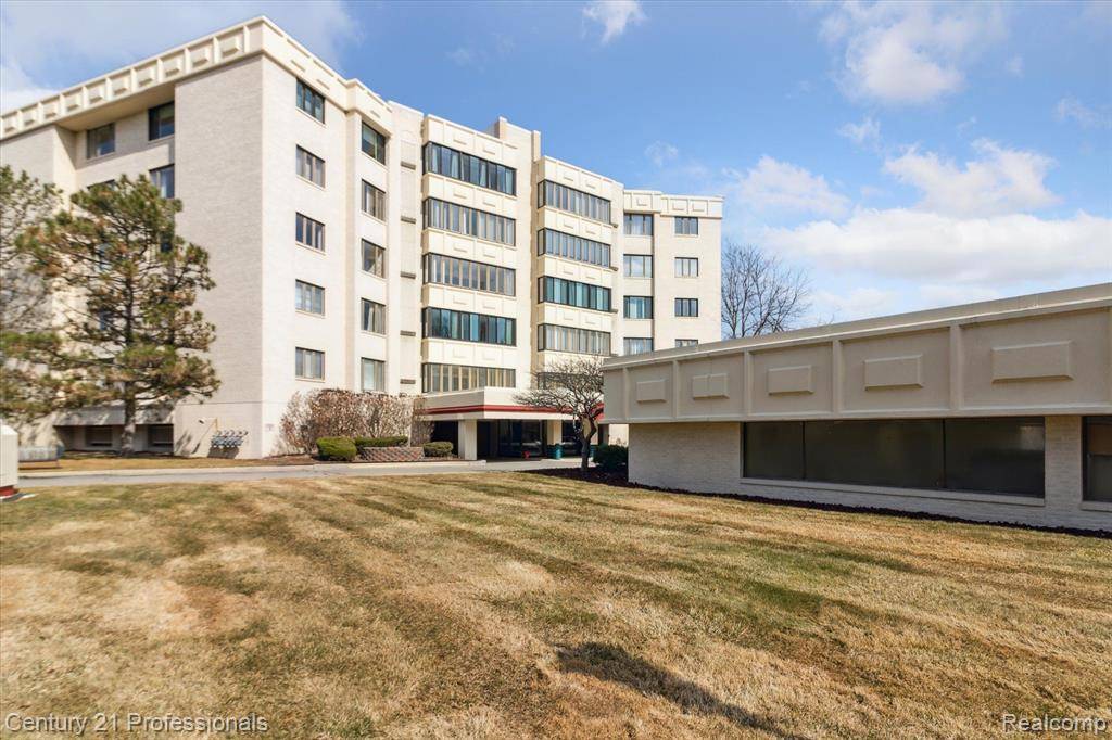 43100 12 OAKS CRESCENT Drive, Novi, MI 48377