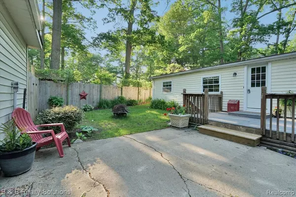 250 INDIAN Trail, Columbiaville, MI 48421