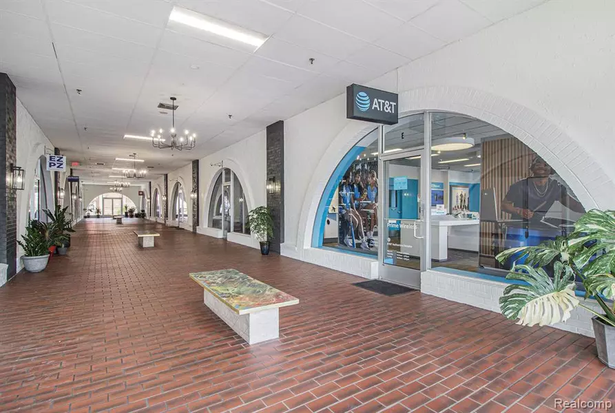1800 W 14 MILE Road, Royal Oak, MI 48073