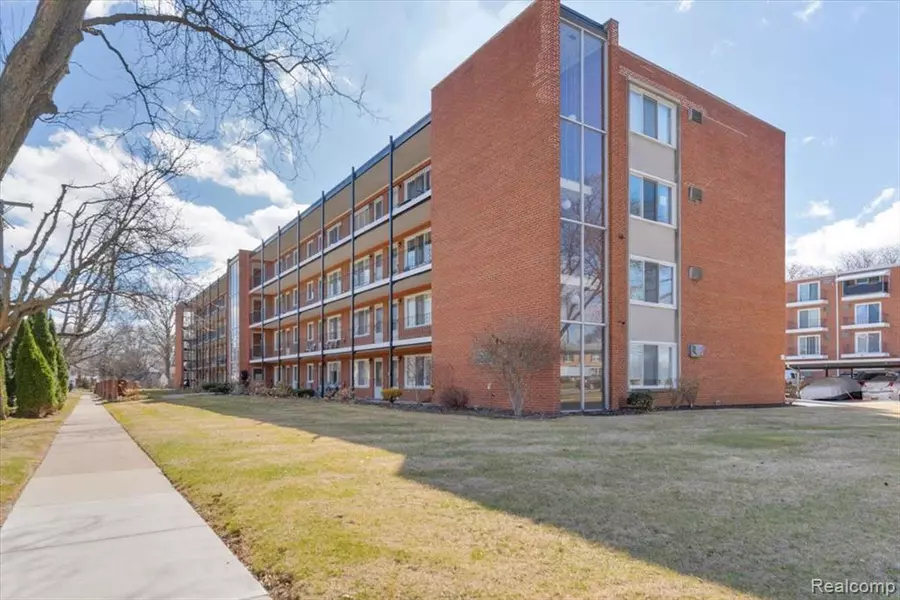 2820 WOODSLEE Drive, Royal Oak, MI 48073