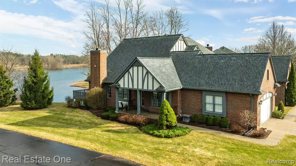 31 BURNIAH Lane, Lake Orion, MI 48362
