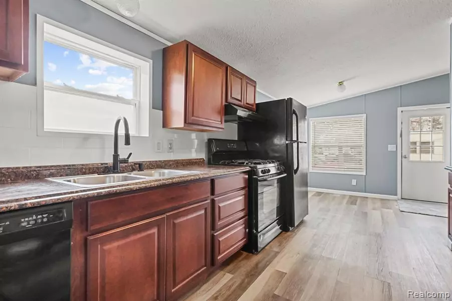 6 Ponderosa S Trail, Belleville, MI 48111