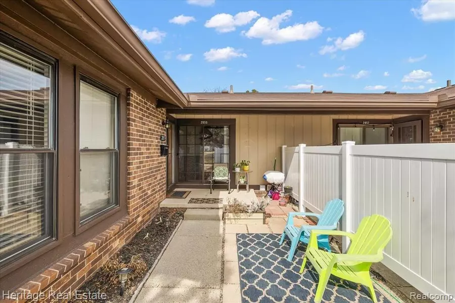 2855 ROUNDTREE Drive, Troy, MI 48083