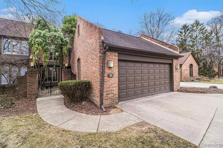 15 TIMBERLANE Court, Dearborn, MI 48126