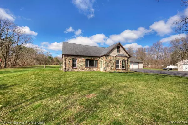 8195 HICKORY RIDGE Road, Holly, MI 48442