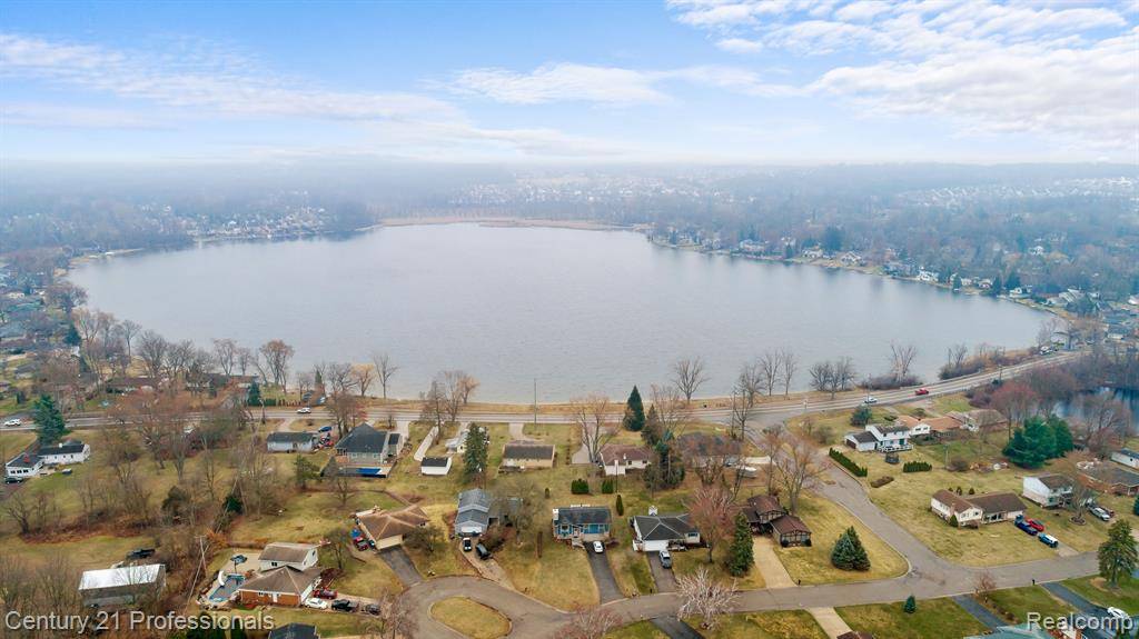 7594 Woodside Place, Waterford, MI 48327