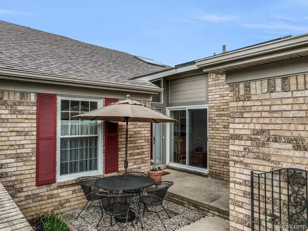 Washington, MI,59061 GOLDEN OAK