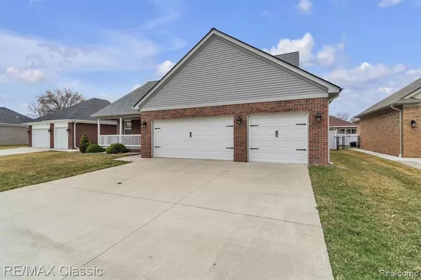 Fraser, MI 48026,33433 W ROYAL PARK W Drive