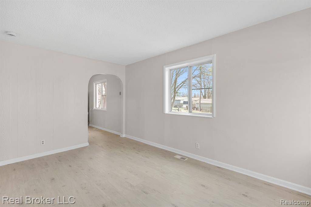Flint, MI 48507,657 BARRIE Avenue