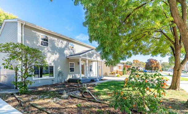 Saint Clair Shores, MI 48080,22105 RIDGEWAY Street