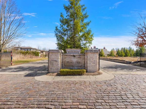 Bloomfield Hills, MI 48304,145 BRIDGEVIEW Drive