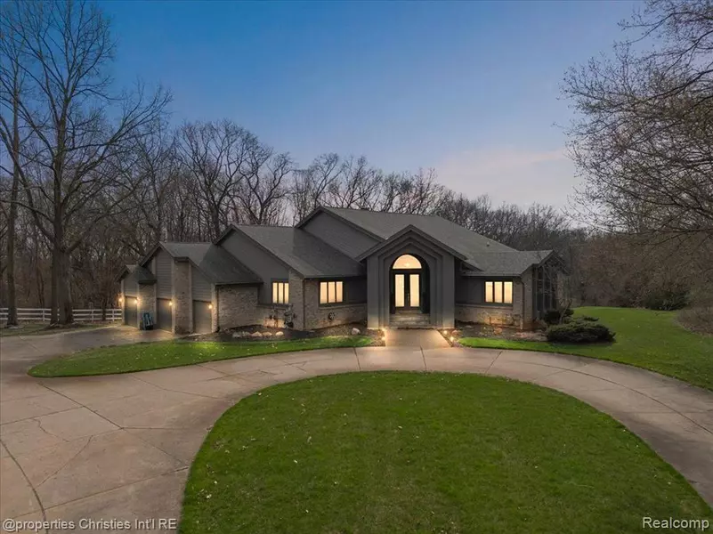 1194 EAGLE NEST CT, Milford, MI 48381