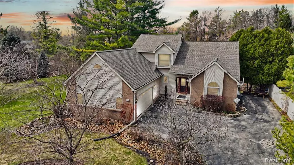 950 Hidden Valley Drive, Lake Orion, MI 48362