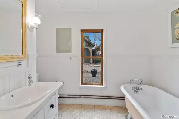 Waterford, MI 48327,5145 OAKCLIFF Drive