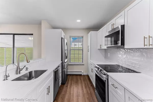 South Lyon, MI 48178,9915 Cambridge Unit # 1