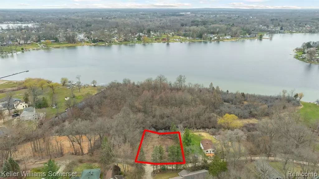 000 Lakeview Drive, White Lake, MI