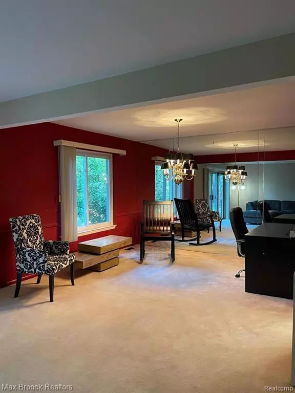 Bloomfield Hills, MI 48302,2425 MULBERRY Square