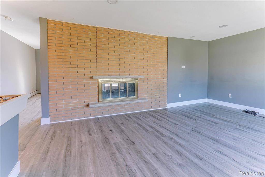 Waterford, MI 48328,1293 BRAMBLES Drive