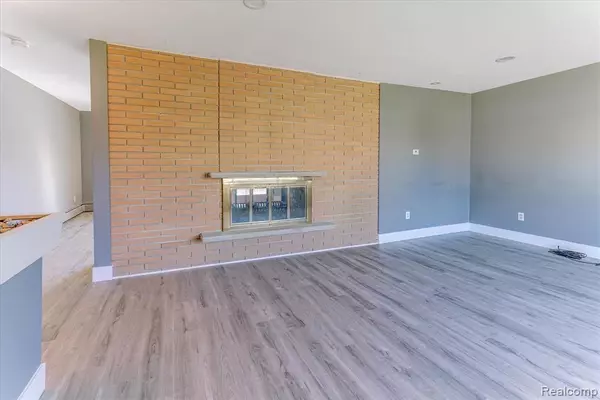 Waterford, MI 48328,1293 BRAMBLES Drive