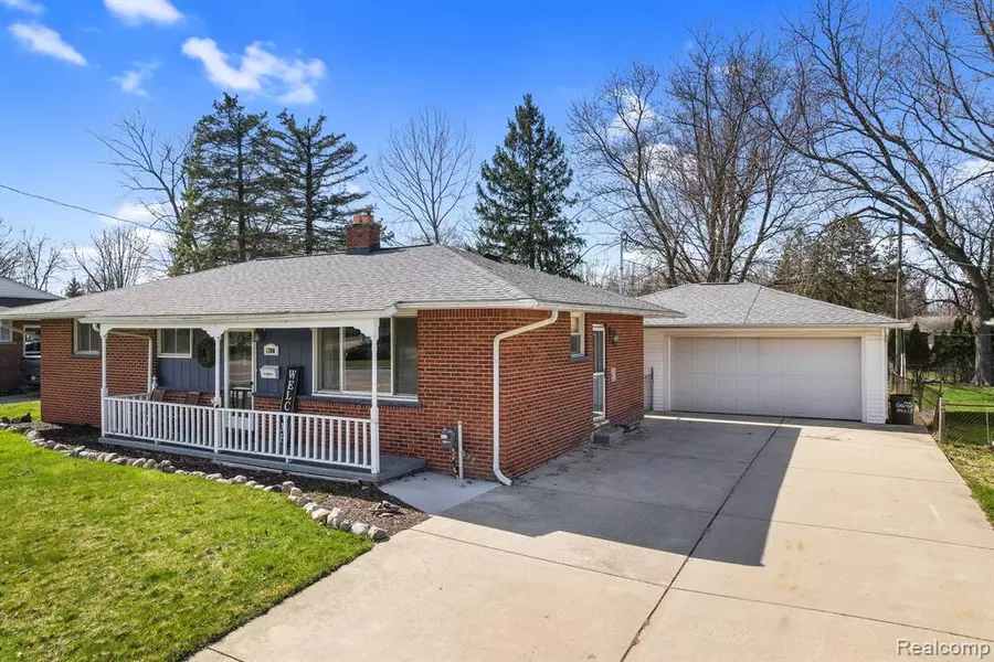 1200 State Road, Fenton, MI 48430