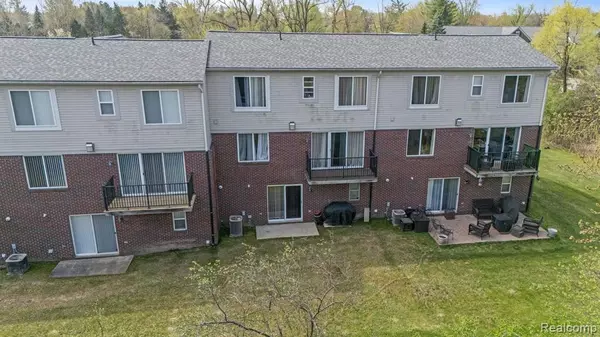 Troy, MI 48085,871 SANDALWOOD Drive