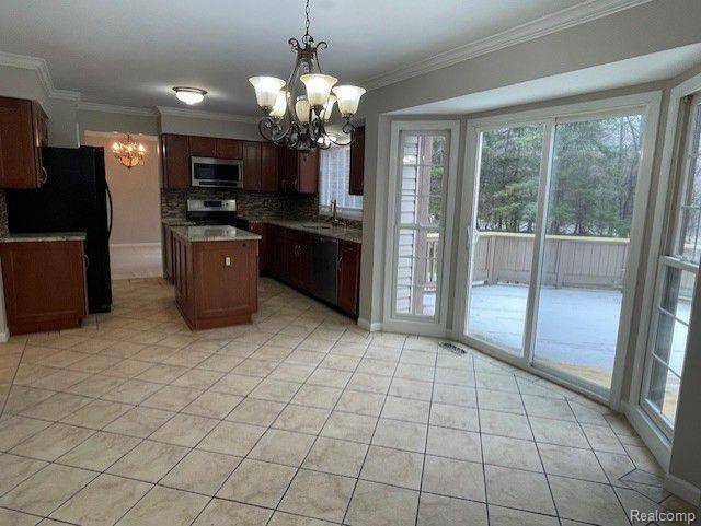 Orchard Lake Village, MI 48324,7411 MEADOWCREST