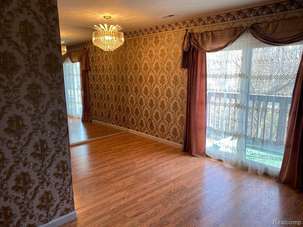 Farmington Hills, MI 48334,30022 W 12 MILE Road