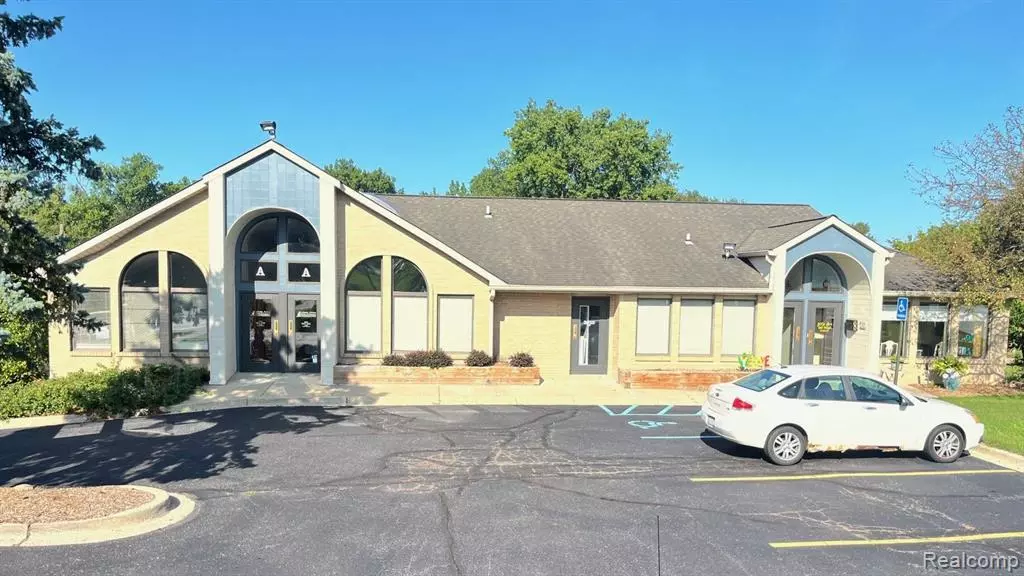 305 N PONTIAC Trail, Walled Lake, MI 48390