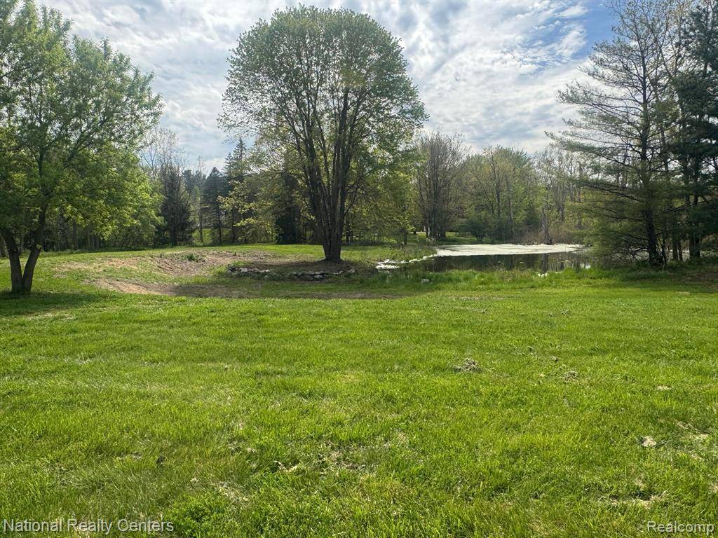 0000 pinewood, Milford, MI 48381