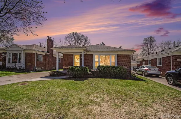 1855 PRESTWICK Road, Grosse Pointe Woods, MI 48236