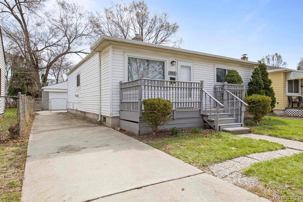 Dearborn Heights, MI 48125,3919 DETROIT Street