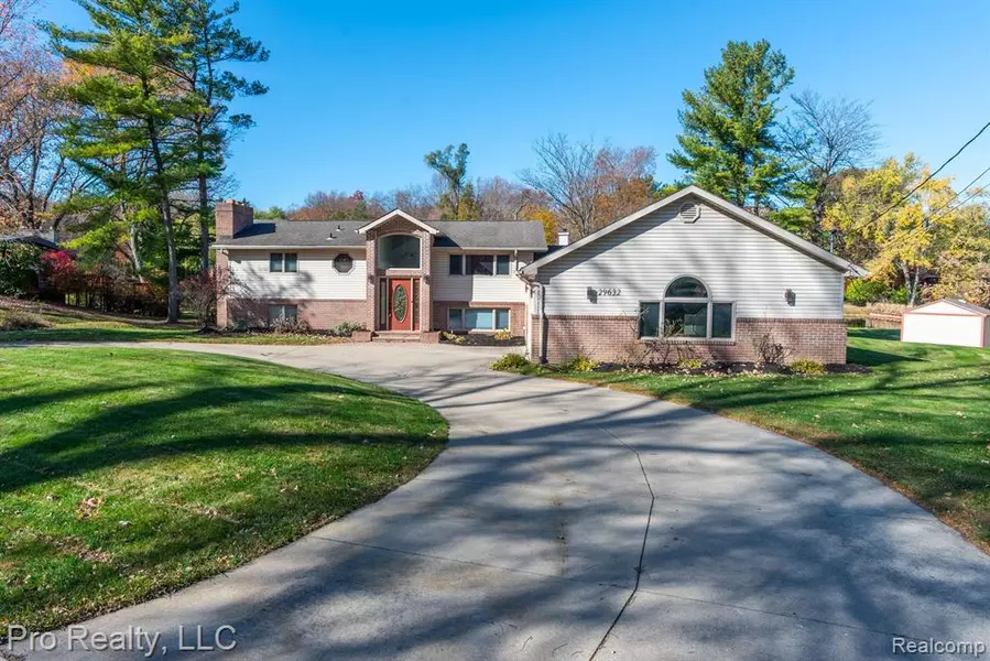 29632 POND RIDGE Road, Farmington Hills, MI 48334