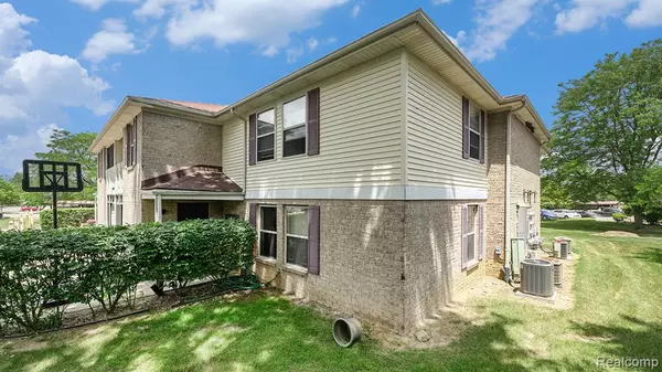 61043 GREENWOOD Drive, South Lyon, MI 48178