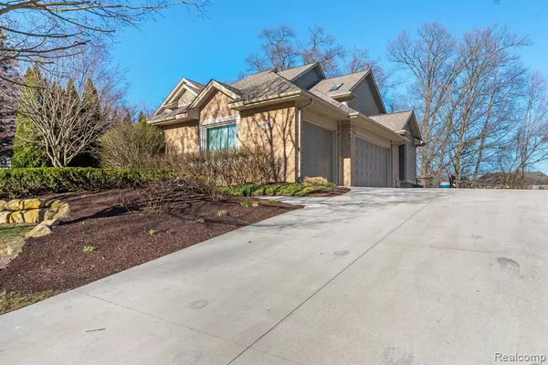 Commerce Twp, MI 48382,6060 TURNBERRY Drive