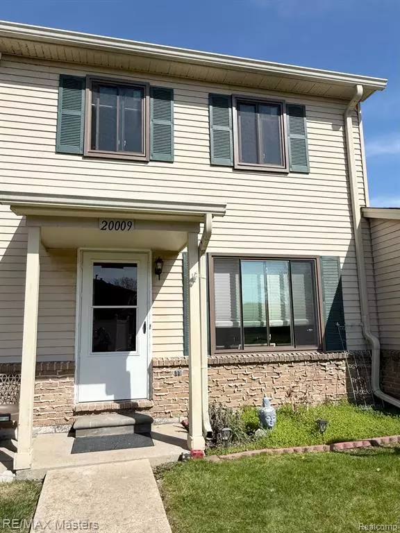 20009 VILLAGE GREEN Court, Trenton, MI 48183
