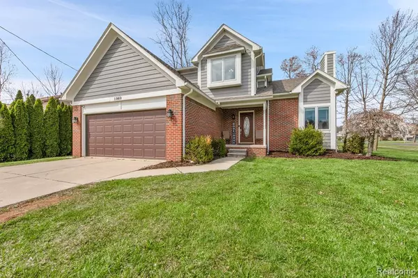 New Boston, MI 48164,1960 OAKVILLE WALTZ Road