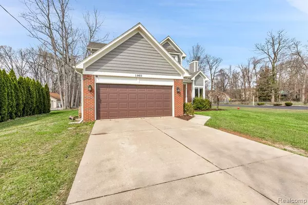 New Boston, MI 48164,1960 OAKVILLE WALTZ Road