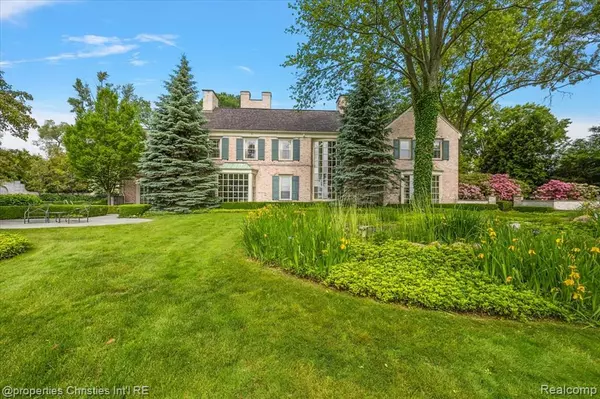 Grosse Pointe Farms, MI 48236,237 Lake Shore Road