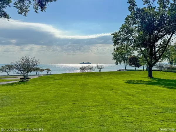 Grosse Pointe Farms, MI 48236,237 Lake Shore Road