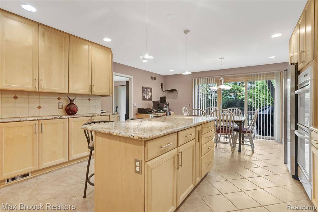 Bloomfield Hills, MI 48302,4358 YALE CT