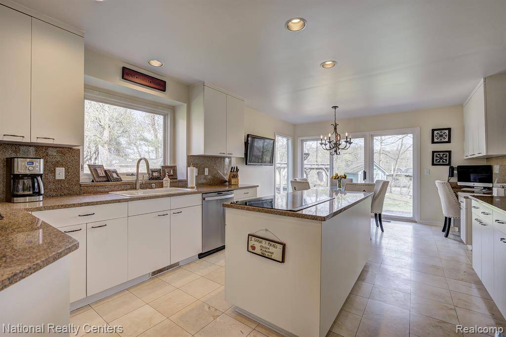 West Bloomfield, MI 48323,4981 COUNTRYSIDE Drive