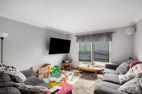 Novi, MI,39775 VILLAGE WOOD Lane