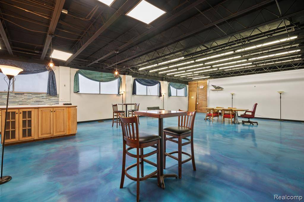 Waterford, MI 48328,1050 W HURON Street